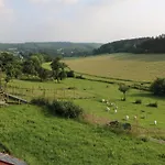 בית נופש In Couvin With Terrace *