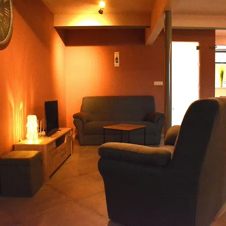 בית נופש In Couvin With Terrace Aublain